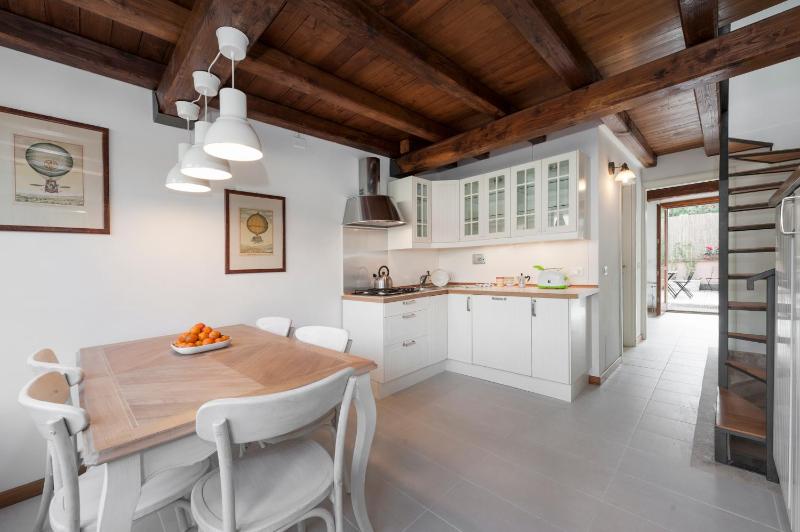 Charming patio house in San Lorenzo — забронировать отель в Риме