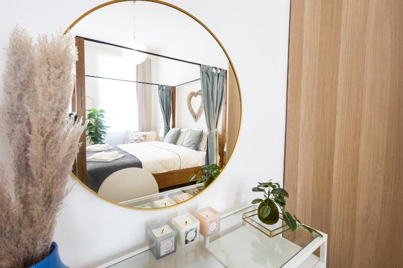 Regal Retreat Intimate Elegance near Schonbrunn Palace — отель с удобным расположением в вене