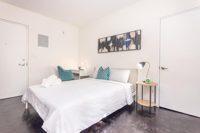 Home Miami Midtown - Wynwood area with balcony - Art District near Beach — отель с удобствами в Майами