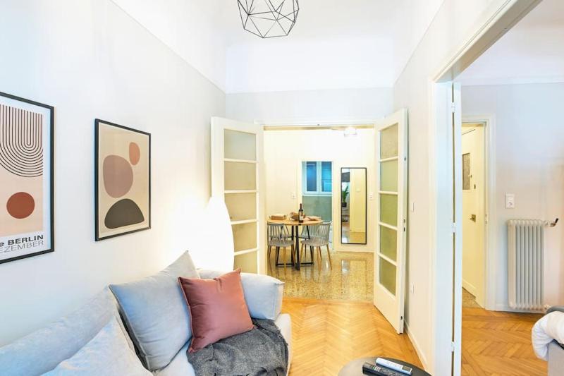 Newly Renovated Apartment in the heart of Athens. — отель с удобным расположением в Афины