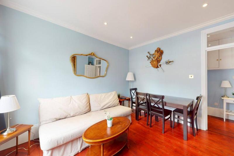 Classic Mayfair 1 BR apartment — забронировать отель в Лондоне