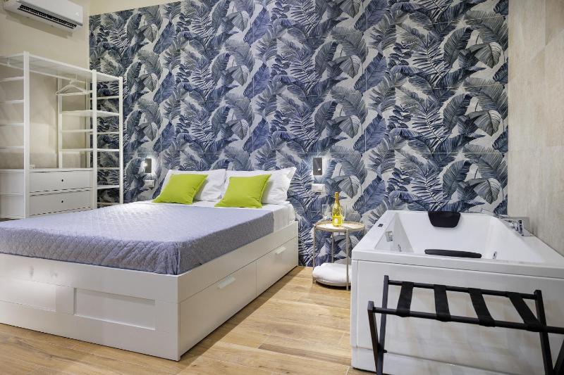 Live suite Napoli — отель с удобным расположением в Неаполе
