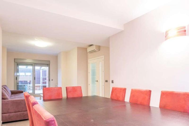 Impresionante apartamento de 4 dormitorios 3 banos y 2 plazas de garaje — забронировать отель в Мадриде