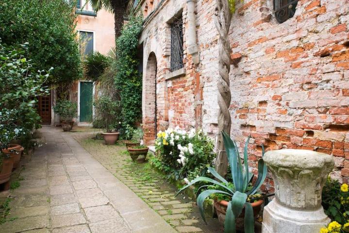 Venice -Spacious and central flat with private patio — забронировать отель в Венеции