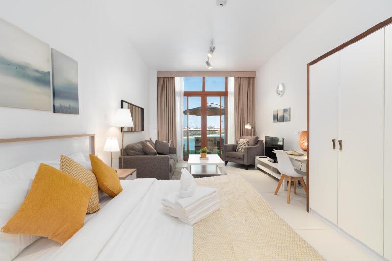 Unified Vacation Homes-Deluxe Sea View Studio-Balcony-Parking-11 — забронировать отель в Дубае
