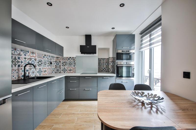Lovely apartment for 6, Metro at 160m ! — отель с удобным расположением в Париже