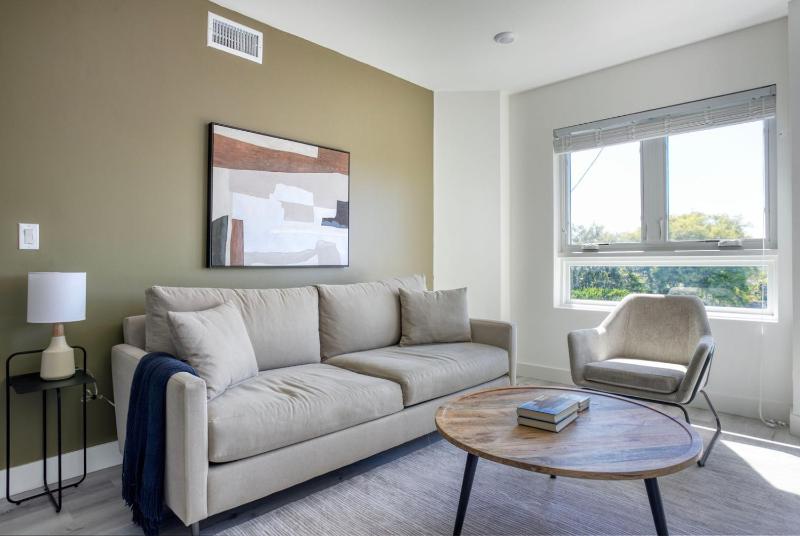 West LA 1br w rooftop gym nr restaurants LAX-1103 — отель с удобным расположением в Лос-Анджелесе