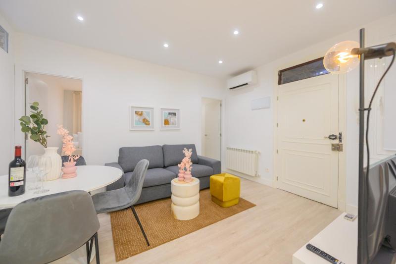 For You Rentals Coqueto y acogedor apartamento en Rios Rosas Madrid JAB23 — забронировать отель в Мадриде