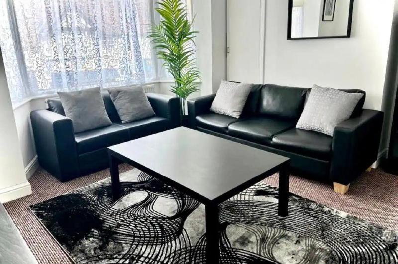 Entire 2-bedroom stylish flat, Wembley Park — отель с удобным расположением в Лондоне