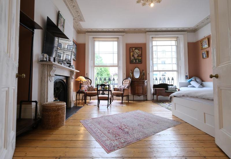 Fabulous Stay in Primrose Hill — отель с удобствами в Лондоне