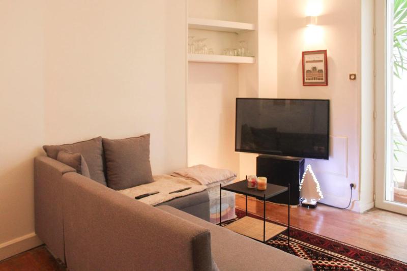 Comfortable apartment with beautiful brightness — забронировать отель в Париже