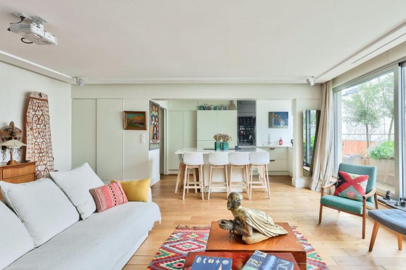 Цены на Bright apartment for 2 people in Montmartre в Париже
