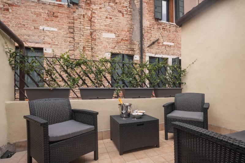 Цены на Sant'Aponal Cozy Apartment with Balcony R&R в Венеции