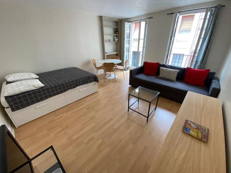 Appartement a deux pas du Pantheon avec balcon — отель в Париже, Франция