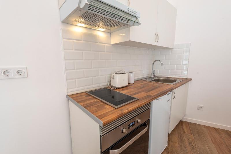 New 1 min Metro, cozy 1 bed close to Downtown, wifi A — забронировать отель в Мадриде