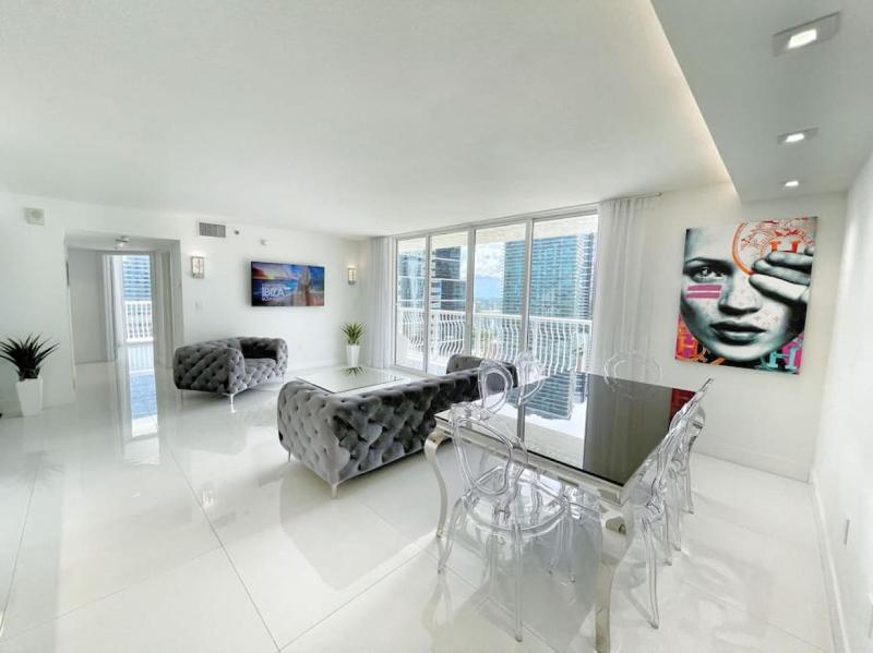Luxury Sky Villa with City and Ocean Views — отель с удобствами в Майами
