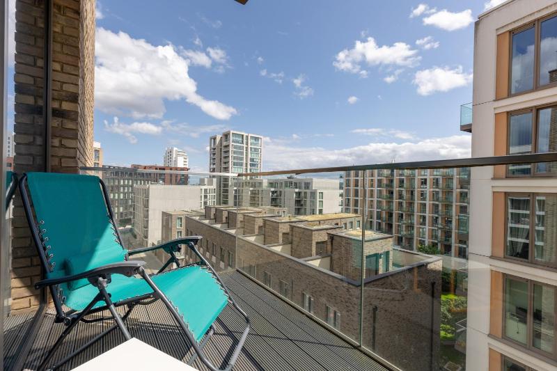 Цены на Dockside Apartment With Scenic Views в Лондоне