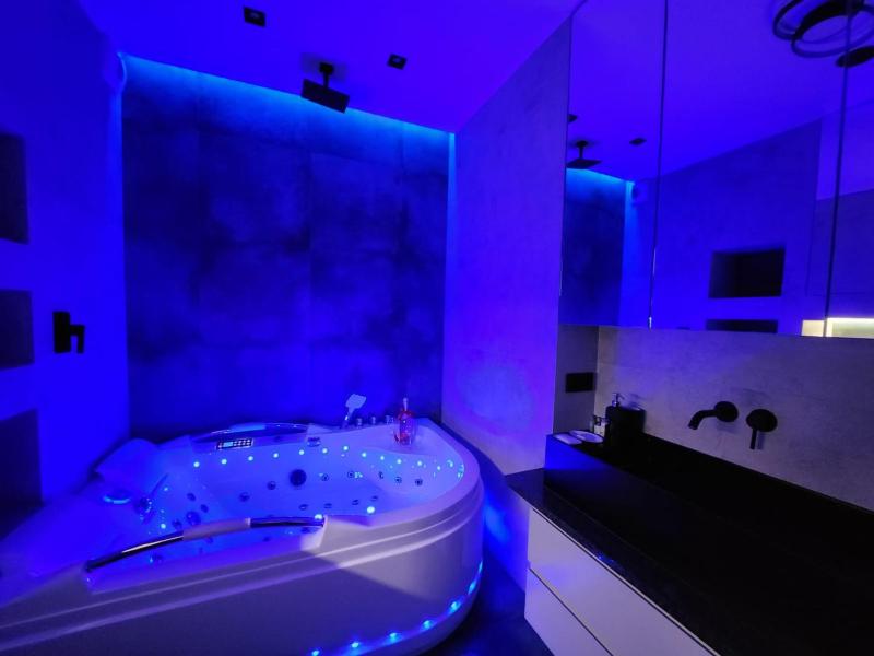 Central House - Studios with Sauna Gym and Play Pool including THREE with Jacuzzi and Prosecco - Studia z dostepem do silowni, sauny i bilarda, w tym TRZY z Jacuzzi i Prosecco — отель в Варшаве, Польша