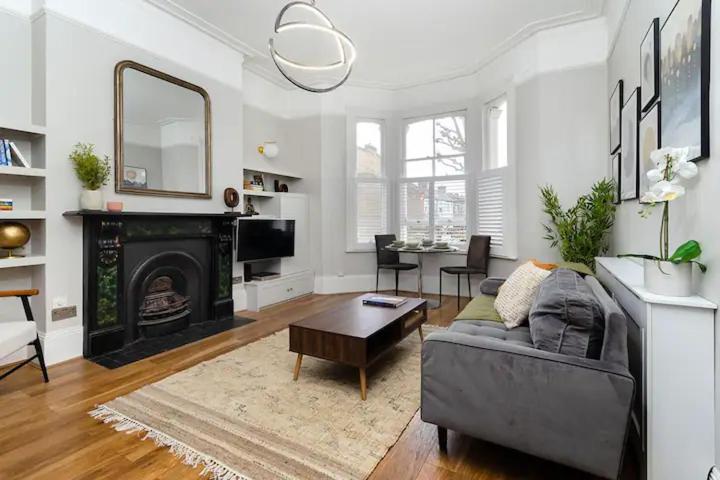 Stylish 2 bedroom Hammersmith apartment — комфортный отель в Лондоне