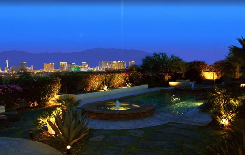 Luxury Modern Estate, Amazing Strip Views! Pool, Hot Tub, Sports Court (Basketball, Tennis, Pickle Ball), Game Room — отель с удобствами в Лас Вегасе