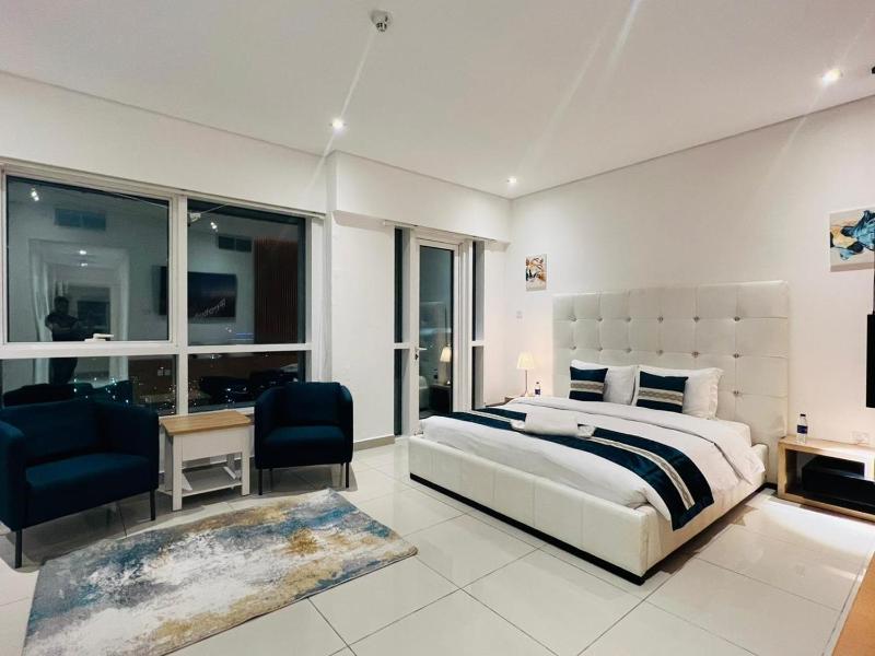 High Floor with city skyline & Burj khalifa view 3 bedroom unit marina — комфортный отель в Дубае