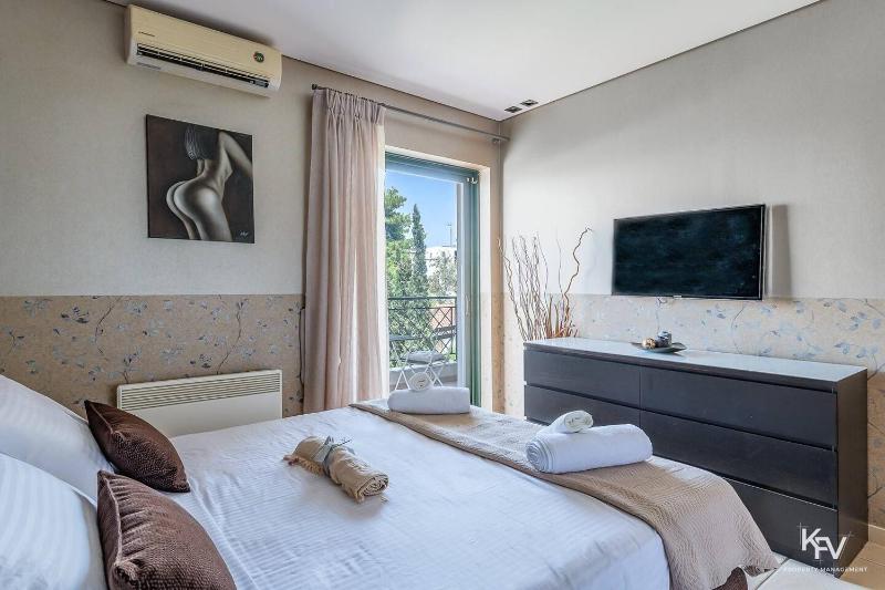 Jacuzzi Apartment - in Athens Riviera — отель с удобным расположением в Афины
