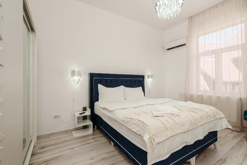 Large 3BR central apartment — забронировать отель в Бухаресте