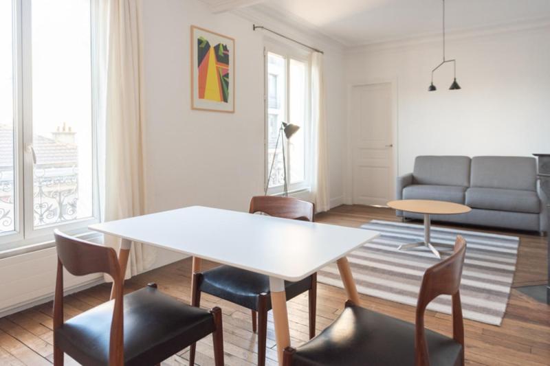Bright and charming apartment — отель с удобным расположением в Париже