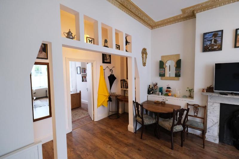 Цены на Adorable Apartment in The Heart of Primrose Hill в Лондоне