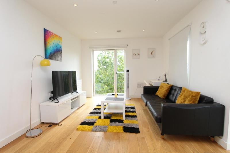Spacious & Modern 1 Bedroom close to Station in E16 — отель в Лондоне, Соединенное Королевство