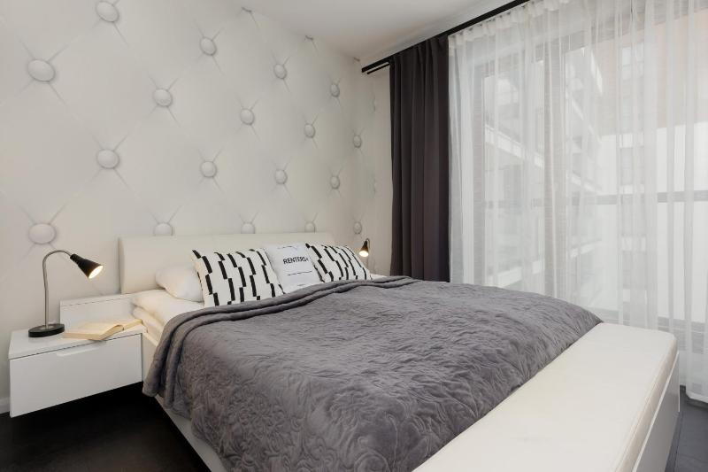Цены на Warsaw City Center Apartment Grzybowska 85 with Parking by Renters в Варшаве