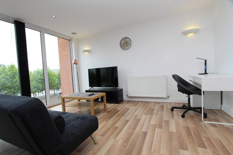 Цены на 1 Bedroom Apartment with Dock Views in E16 в Лондоне