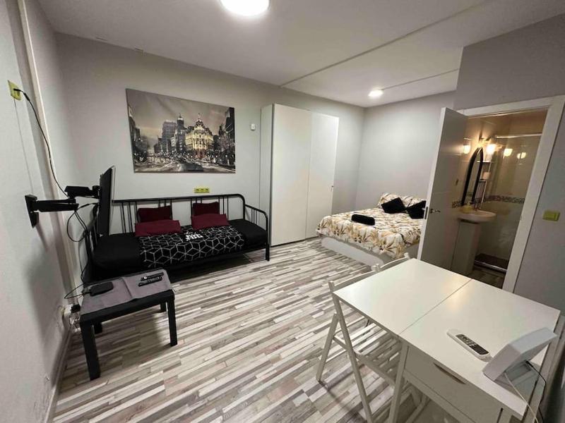 Beautiful apartment in Chueca metro — отель с удобным расположением в Мадриде