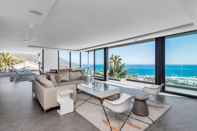 Stunning Beach views, spacious, pool, BBQ area — отель в Кейптауне, Южноафриканская Республика