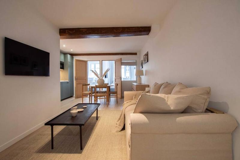 Цены на Sentier Historical Center II Luxury Design Apartment 3BR-8P в Париже