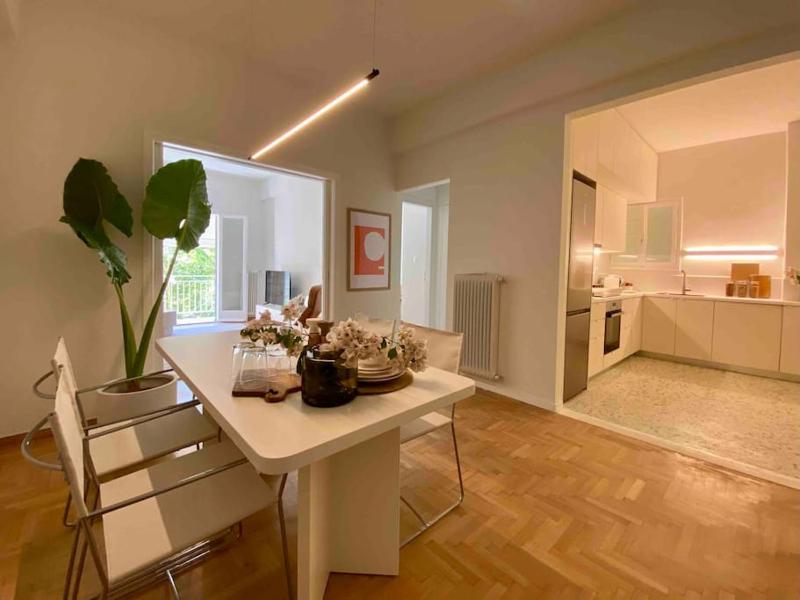 Serene apartment - 5 min walk to Acropolis museum — отель с удобным расположением в Афины