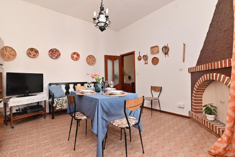 IzzHome Coloniale a Pula - Affascinante casa con terrazza