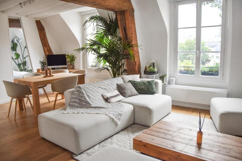 Цены на Atypical charming appartment in central Le Marais в Париже