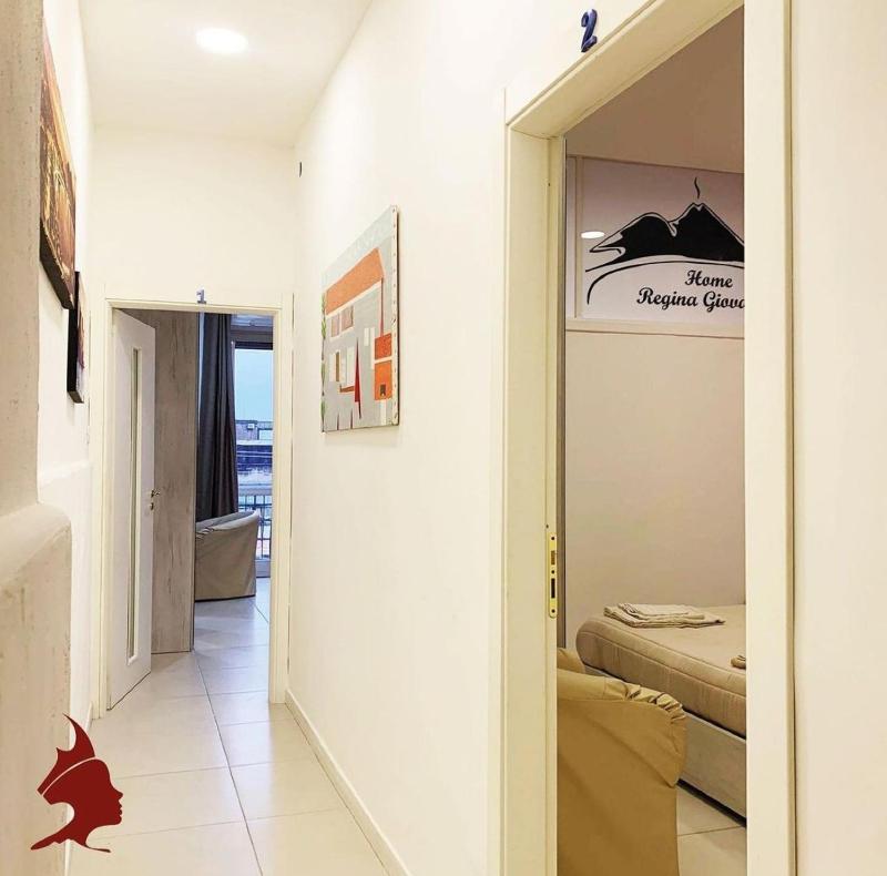 Home Regina Giovanna — комфортный отель в Неаполе