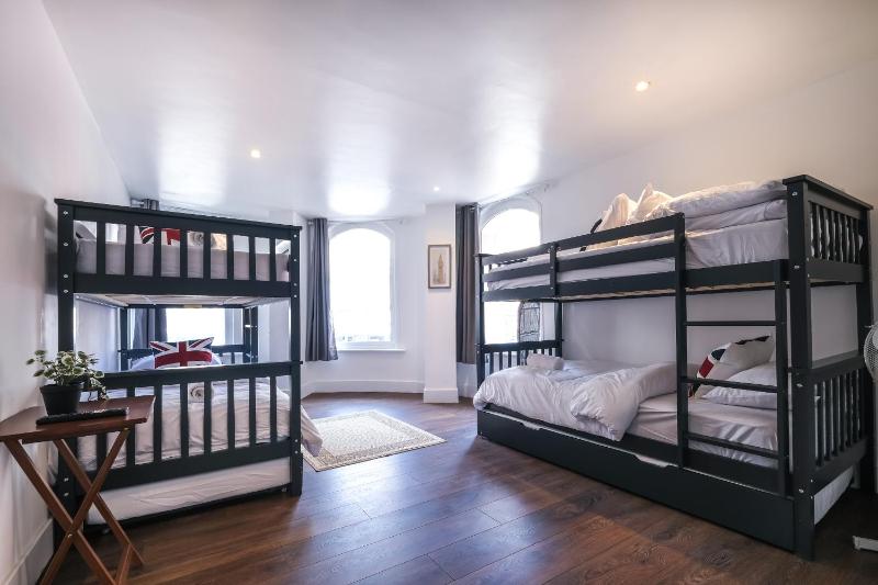 Цены на Quaint and Spacious Piccadilly Sleep 6 VRD в Лондоне