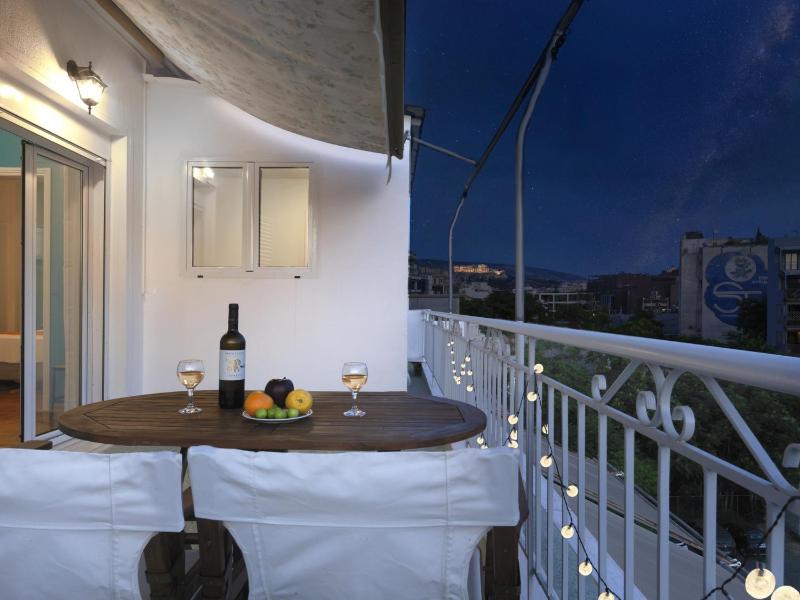 Acropolis View top floor apartment — отель с удобствами в Афины