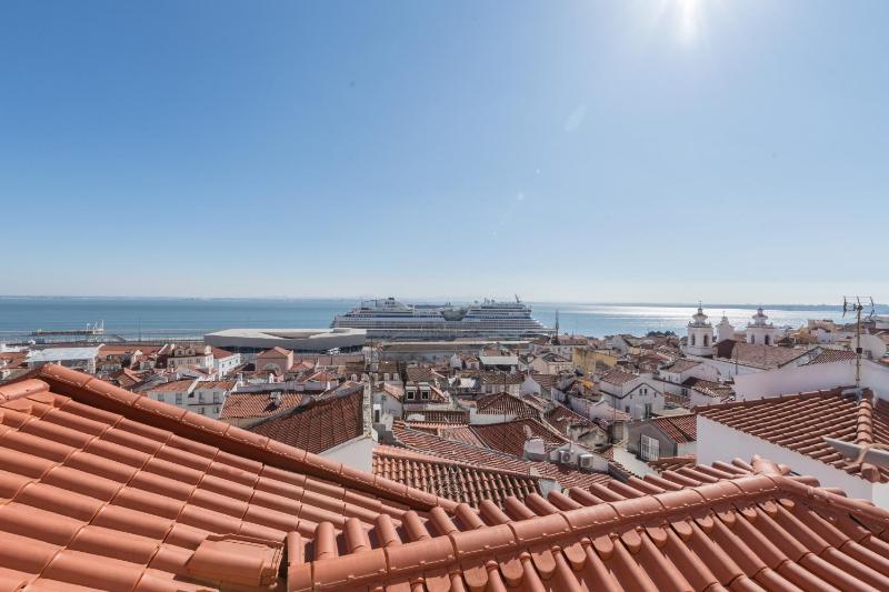 Apartamento vista rio Tejo em Alfama, TTL99 — отель в Лиссабоне, Португалия