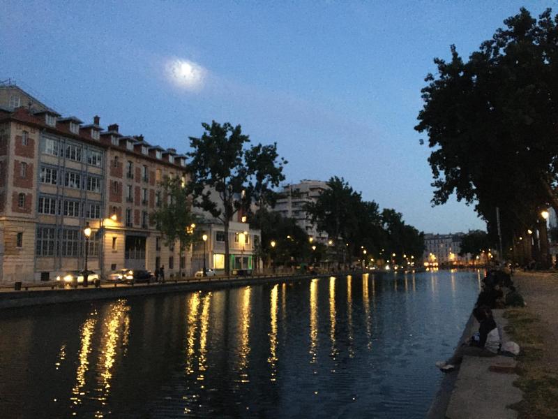 Цены на A Paris, au bord de l'eau в Париже