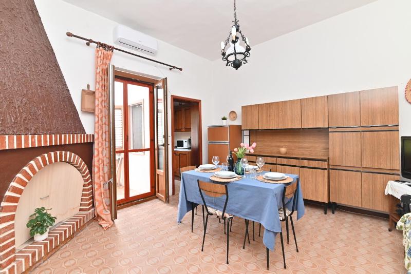 IzzHome Coloniale a Pula - Affascinante casa con terrazza