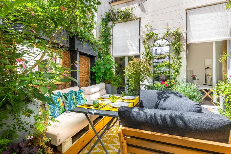 Loft with terrace & AC in the heart of Paris — забронировать отель в Париже