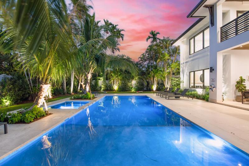 Villa in Coral Gables with Pool Jacuzzi Game Room — комфортный отель в Майами