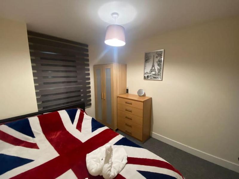 Lovely flat by Chelsea Harbour — отель с удобствами в Лондоне