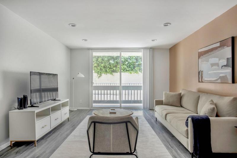 Pacific Palisades 1br w pool hot tub nr beach LAX-1108 — отзывы гостей и цены