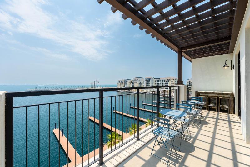 Maison Privee - Stunning Waterfront Apt with Open Sea Vws in La Mer — отель в Дубае, Объединенные Арабские Эмираты