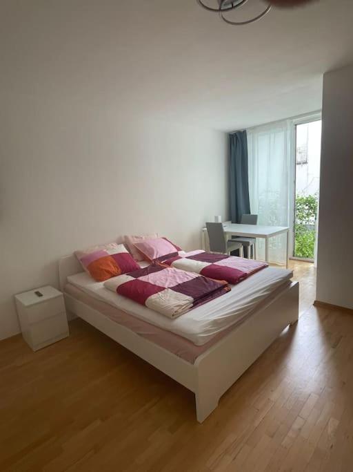 Apartment next to Mariahilferstr — отель с удобным расположением в вене